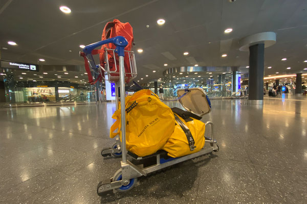 Es hat kaum Leute am Flughafen, obwohl es Samstag ist. Schlange stehen muss ich nirgends, komme mir eher zwischendurch ein bisschen verloren vor.