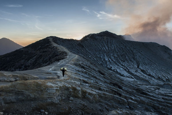  Saiful, climb up the volcano with the load