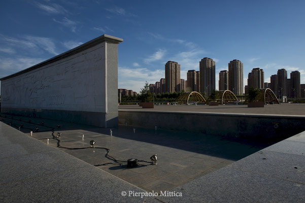 An empty fountain in Kangbashi District, Ordos