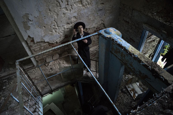 A Jew inside the abandoned Chernobyl Synagogue