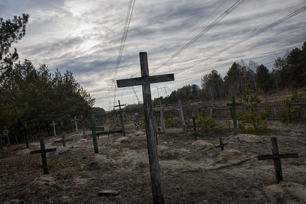 Cemetery within the exclusion zone. Many of the settlers who died in these last years have expressed their ultimate desire to be buried in the cemetery of their village and to find their last home in the country of origin, where they were born