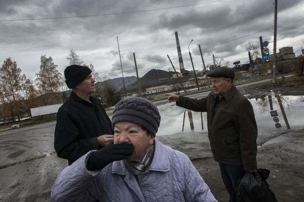 Karabash inhabitants: Tatiana is explaining the impossibility to breathe when the copper smelting plant is operating