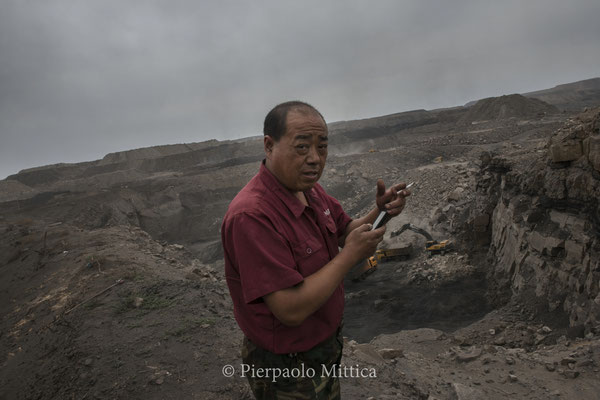 A manager of the mines checking the activity