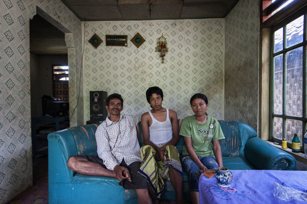  Samiri with his son and wife at home. They live in Sumberwatu village