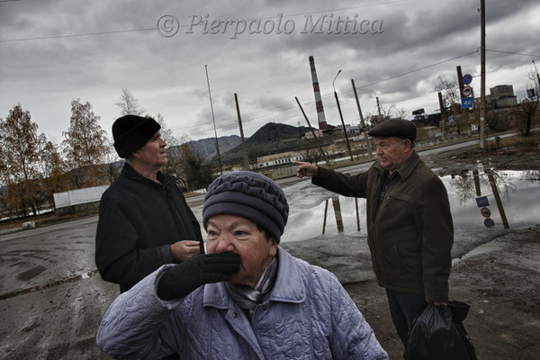 Karabash inhabitants: Tatiana is explaining the impossibility to breathe when the copper smelting plant is operating