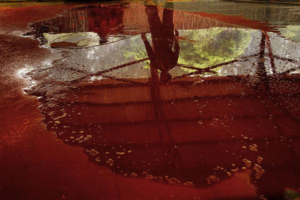 The liquid and purified sulphur during the process to purify and filter out the sulfur 