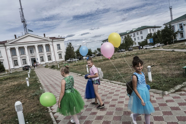 Girls leaving school in one of the main squares of the city of Kurchatov.