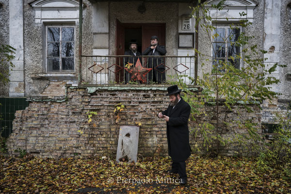 Jews in front of the Chernobyl synagogue.