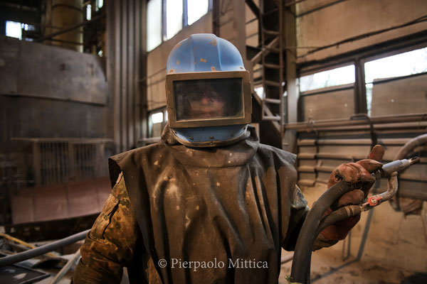 the suit to protect the worker during the scrap metal sandblasting process