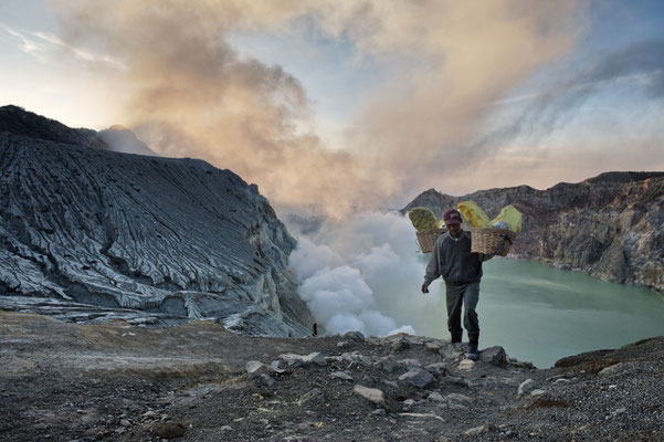  Saiful, climb up the volcano with the load