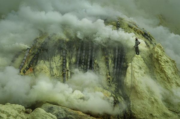 Asrin on the top of the crater cooling with water the tubes that carry the sulfur at the base of the crater