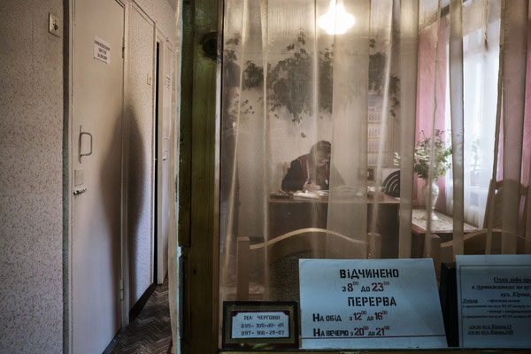 The reception of the hotel Pripyat.The tourists that arrive in Chernobyl for organized tours can choose between 3 different hotels. The Pripyat is the cheapest and has remained in keeping with the style of soviet time.