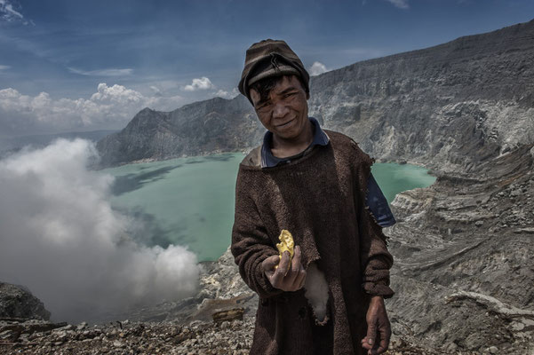 Misnamo with a small chunk of sulfur, he stays longer than average carriers on the site. Kawah Ijen means a home to him.