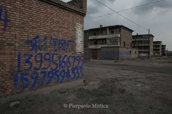 this estate agent in the semi-evacuated town of Qiabuqi don’t give up easily