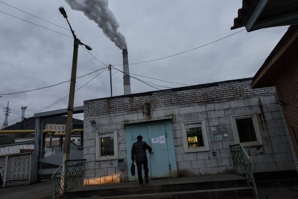 Entry of the workers to the copper smelting plant