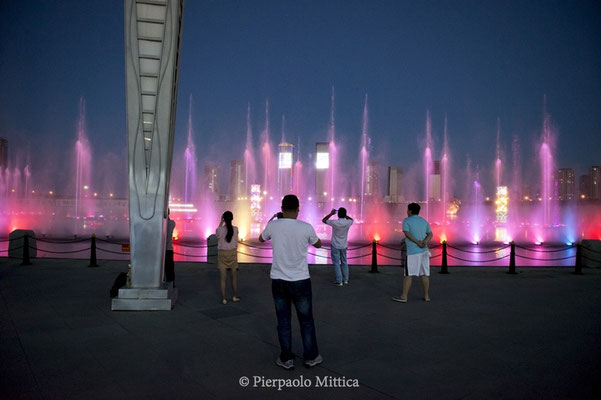 The fountain with a show of light effects, water and sounds along the Wulan Mulun river