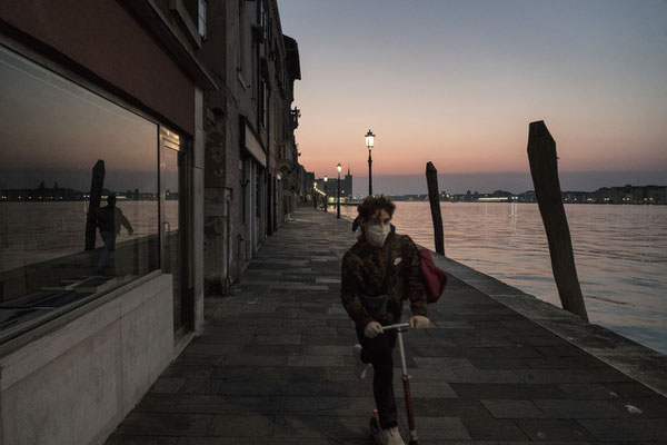 A boy while going home along fondamenta San Giacomo, Giudecca