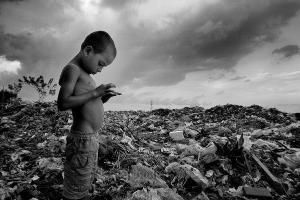 Tokai collecting garbage, Demra Matoel dump, Dhaka