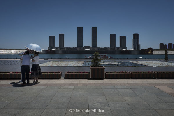 The square in the Wulan Mulun river, facing the new district of Kangbashi