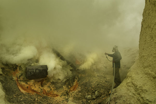 Mat Hasan, lives in  Pering gading village, penetrates fire bur which have potentially spread into chain of flame.