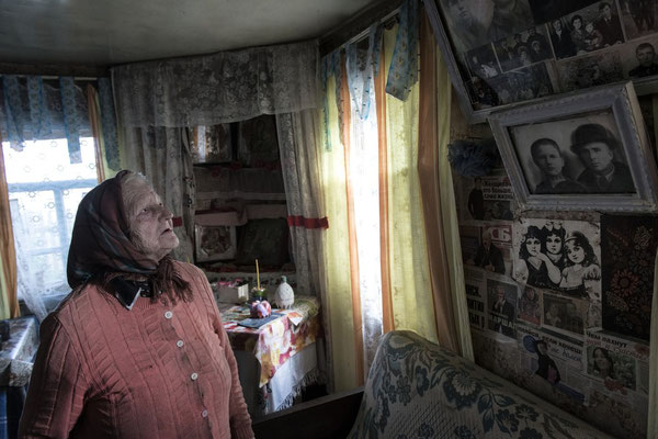 An elderly resident of the village of Dubovy Log. The village, despite the high levels of contamination, was never evacuated