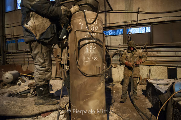 Pavel and Yuriy while filling the sandlbaster with sand 