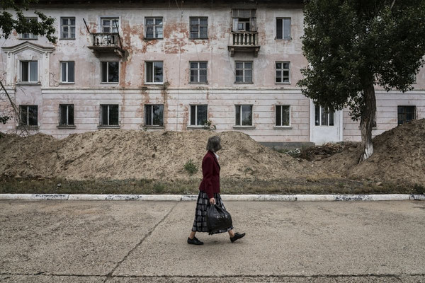 An inhabitant along the streets of the city of Kurchatov.