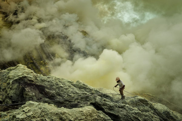 A sulphur miner inside the volcano