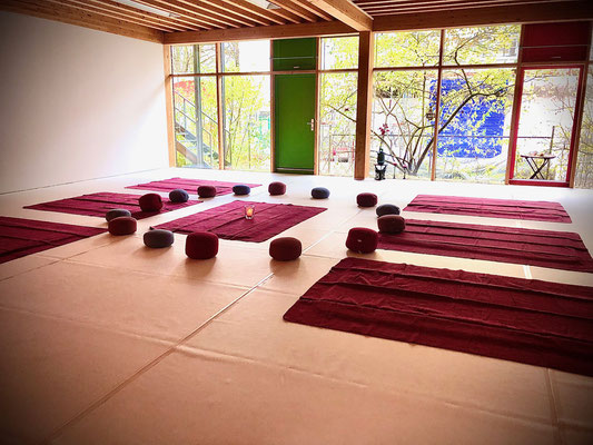 Studio CORPO - Raum für körperzentrierte Arbeit Freiburg - Yoga, Body-Mind Centering® Mediation, Tanz, Körperarbeit, somatische Arbeit