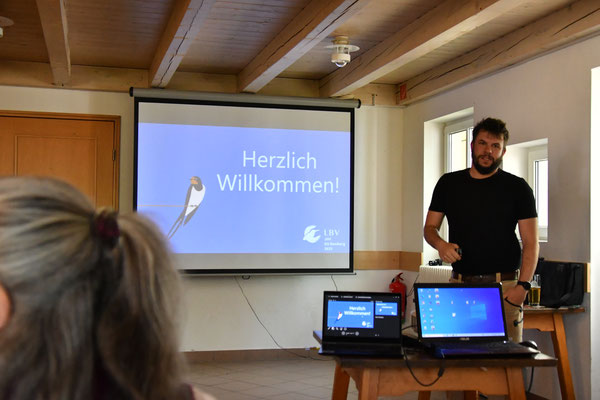Florian Reihs stellt die Aktivitäten des AK Schwalbenschutz vor (Foto: Bernard Reibeholz)