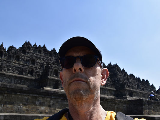 op visite bij Shiva, Prambanan,  18 km ten oosten van de stad Jogjakarta, Java, Indonesië. (2019) 