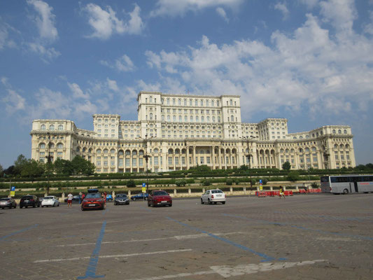Bukarest: der Parlamentspalast mit 1000 Zimmern den Ceaușescu erbauen liess