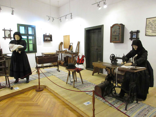 Die Ausstellung über Tradition im rumänischen Schlossmuseum Bixad