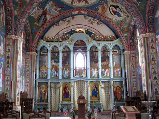 Die Kirche ist, passend zum Friedhof, ebenfalls farbenfroh gestaltet