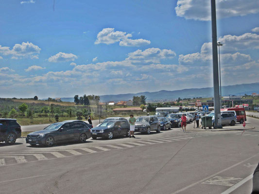 Kilometer langer Stau am Grenzübergang Kosovo nach Serbien. In umgekehrter Richtung nur eine halbe Stunde Wartezeit 