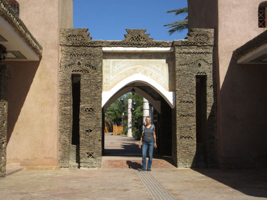 Park in Agadir, die Säulen sind aus Steinen