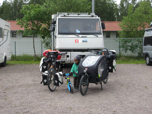 Dancet, Scherrer als Reisende wir Alten bequem, die Jungen mit Velos