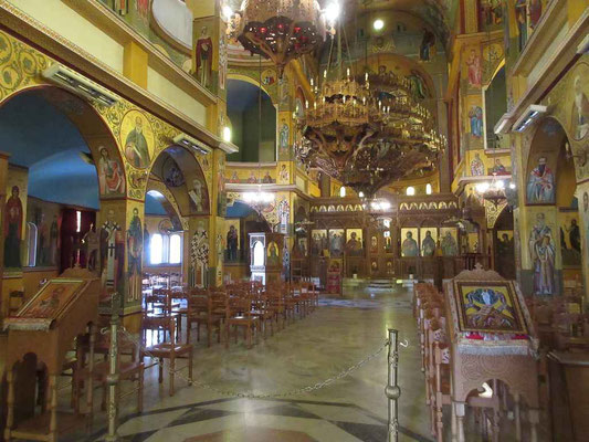 Goldig geprägter Innenraum der Kathedrale