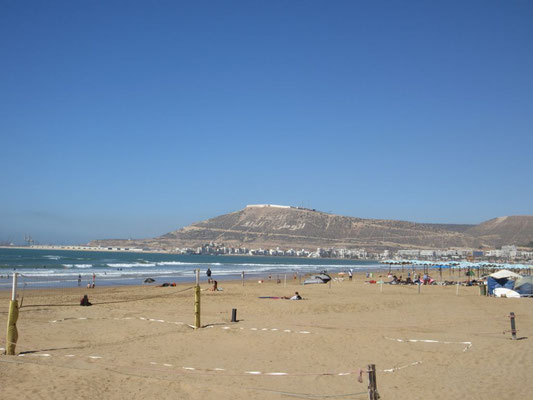 Strand von Agadir bei 23 Grad Lufttemperatur und Wind für sonnenhungrige