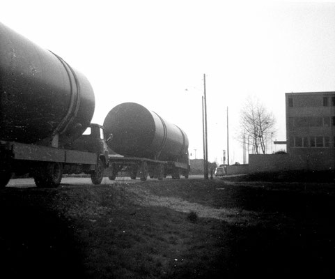 10. April 1969;  Baustelle Firm Hunziker AG Lieferung von zwei grossen Heizöltanks und Einbau im Untergeschoss.