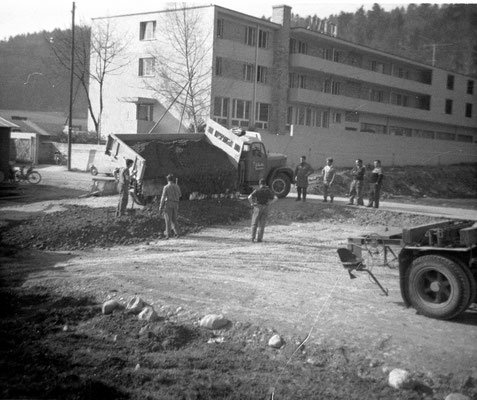 10. April 1969;  Baustelle Firm Hunziker AG Lieferung von zwei grossen Heizöltanks und Einbau im Untergeschoss.