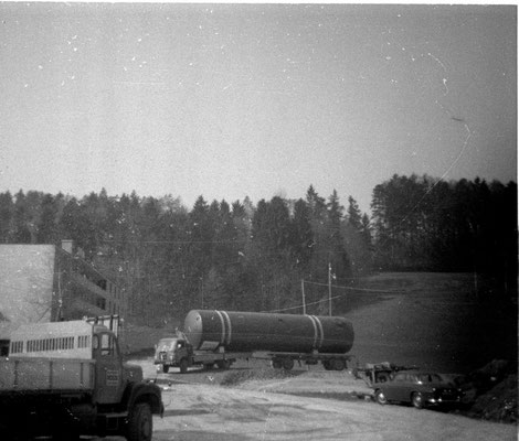 10. April 1969;  Baustelle Firm Hunziker AG Lieferung von zwei grossen Heizöltanks und Einbau im Untergeschoss.
