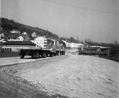 10. April 1969;  Baustelle Firm Hunziker AG Lieferung von zwei grossen Heizöltanks und Einbau im Untergeschoss.