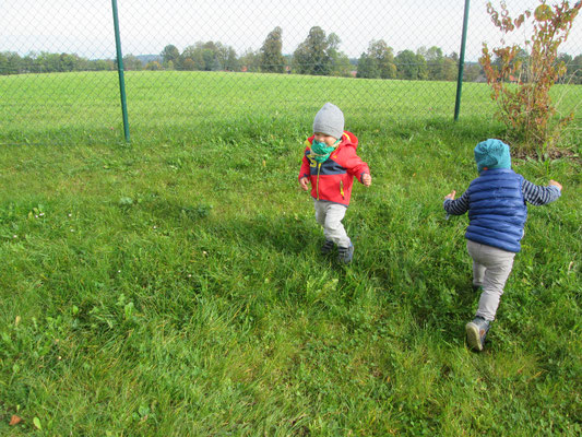 Kinder laufen auf der Wiese