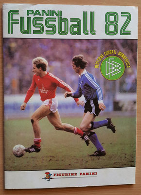 Album Panini 82 Bundesliga (Coverfoto: HSV-Bayern mit Ditmar Jakobs [HSV] und Karl-Heinz Rummenigge [FCB])