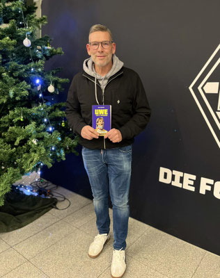 Uwe Kamps mit seiner Buch-Biographie