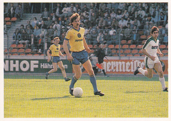 Bild Nr. 174 Jaroslav Studzizba (mit SIEGFRIED REICH) (Studzizba am Ball, er hat einen Mönchengladbacher Angriff gestoppt. Der Pole, der 1981 von Polonia Beuthen nach Braunschweig kam, sucht einen Mitspieler zum Aufbau einer Eintracht-Angriffsaktion.)