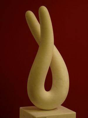 Schlingen, 2012, Marmor Estremoz Creme, 155 x 35 x 30 cm