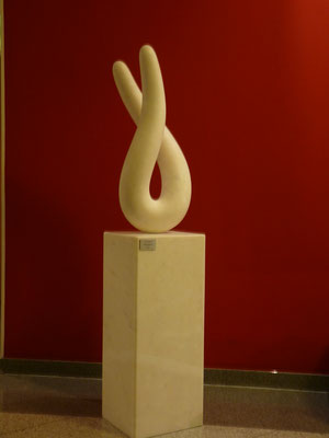 Schlingen, 2012, Marble Estremoz Creme, 155 x 35 x 30 cm