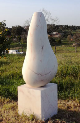 Birne, 2011, Marmor Estremoz Creme, 225 x 83 x 77 cm